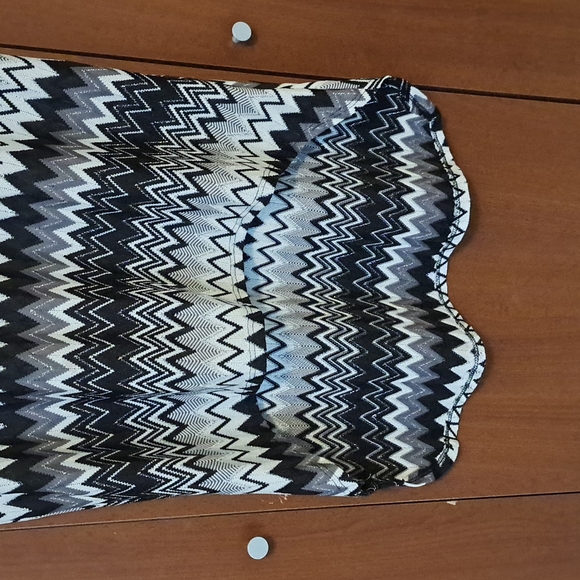 Sparkles and black and white tank - Picture 3 of 4